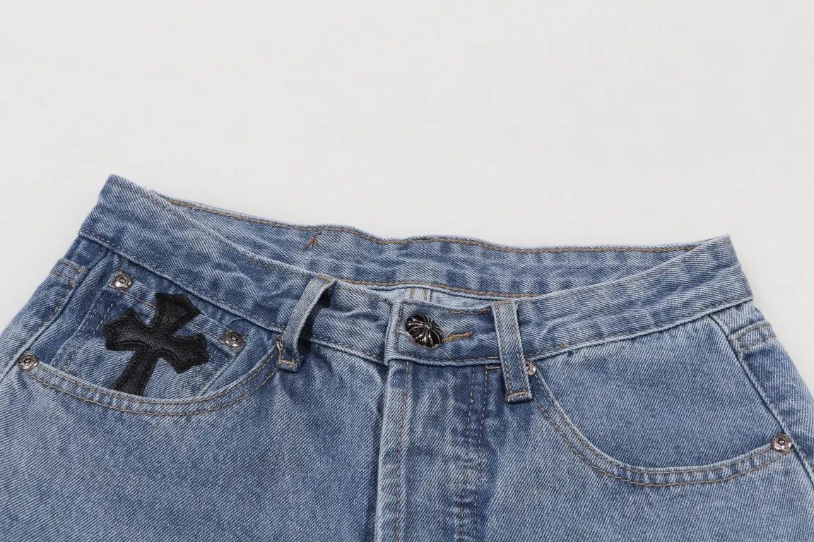 P290 Style No.: H471 Chrome Hearts CH Chrome Hearts Heavy Industry Damaged High Street Jeans exude unruly personality and unique charm. Every wear and tear is carefully designed to present a unique artistic feel. Made of imported denim fabric, which has undergone heavy industrial washing and destruction treatment, the trousers show a super cool effect on the upper body, allowing you to dominate the fashion stage.  This is more than just a pair of jeans, it is an expression of attitude. With its unique design concept and ultimate pursuit of details, Croxin breaks traditional boundaries and defines the jeans trend in the new era. The trousers are made of double-layer woven fabric and matched with customized hardware, showing an incomparably beautiful and unique style, making every wearer the focus of fashion. Imported denim fabric, super heavy-duty washed and damaged, the upper body is super cool! Customized hardware, incomparably good-looking model. The production process is difficult. It has a high-street feel. Color: blue Size: S M L XL XXL